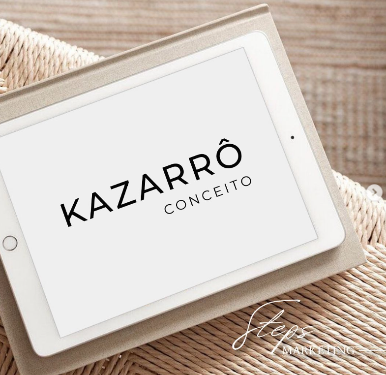 Postagem da Steps Marketing com a marca Kazarrô Conceito em um tablet sobre textura natural